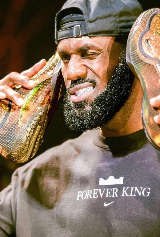 ewc-博主:詹姆斯昨晚10点半已登机返程,预计今日16点14抵达阿拉斯加