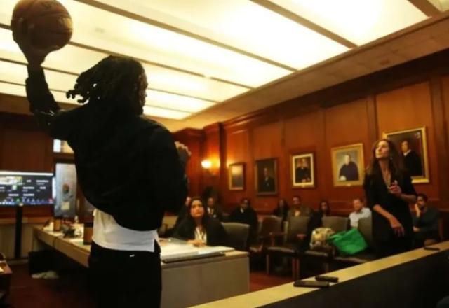 莫兰特法庭砸球 以正当防卫为由尝试为斗殴脱罪