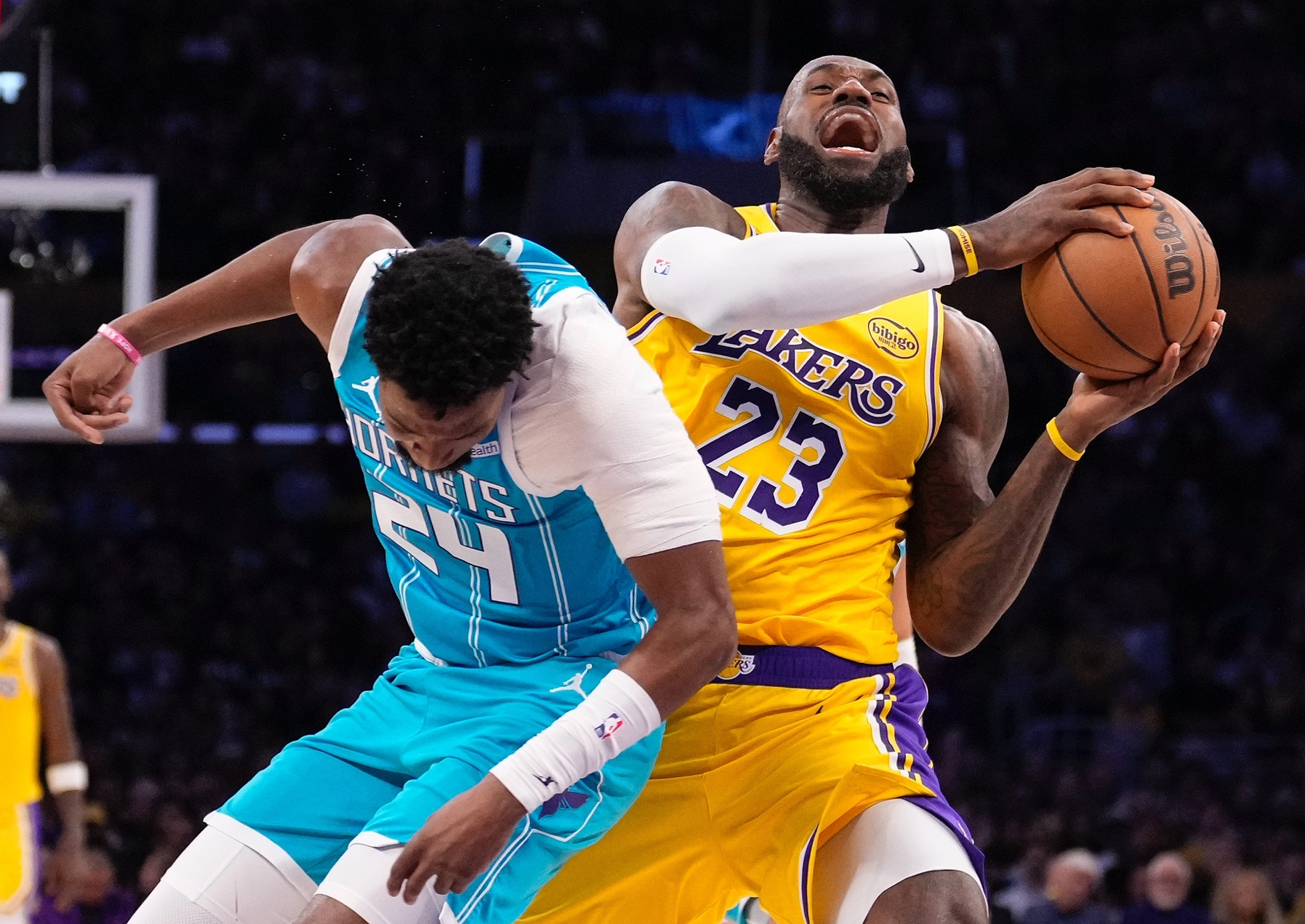 电竞世界杯-末节连中续命球仍惨败!41岁勒布朗沮丧直接回更衣室:空砍29+9+6