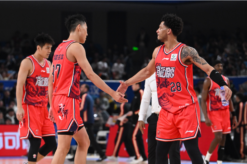 电竞世界杯-郭艾伦连14场伤停广州大胜北控 陈国豪因“回避条款”只打一节