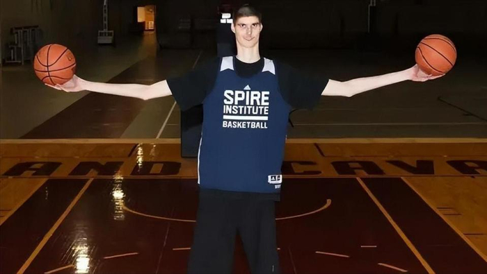 看了照片才相信，原来世界上真有人能站扣！中国就有一人|扣篮|NBA|蒂姆·波尔|博班|穆雷桑_新浪体育_新浪新闻
